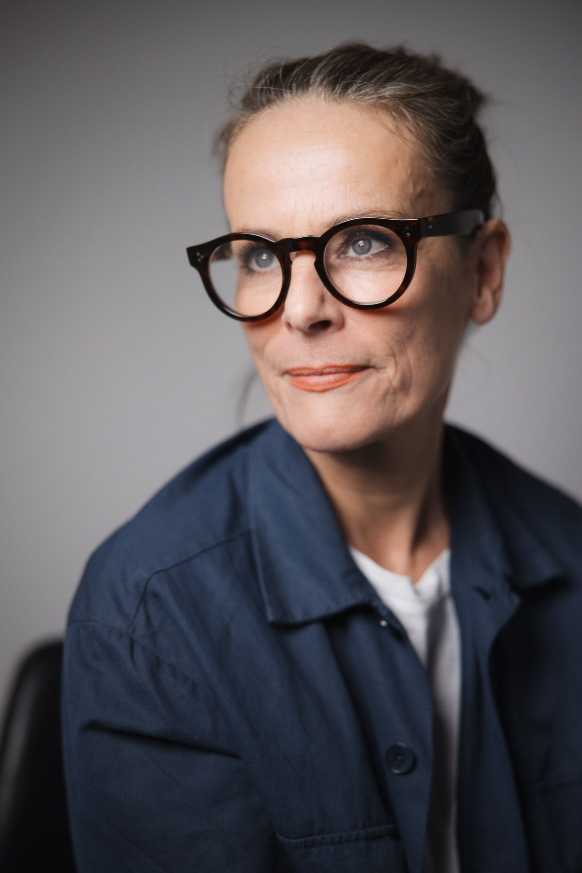 Personal-Brand-Portrait von unfogyou, dunkelblaue Jacke über weissem Shirt, ein Outfit das sitzt statt verkleidet