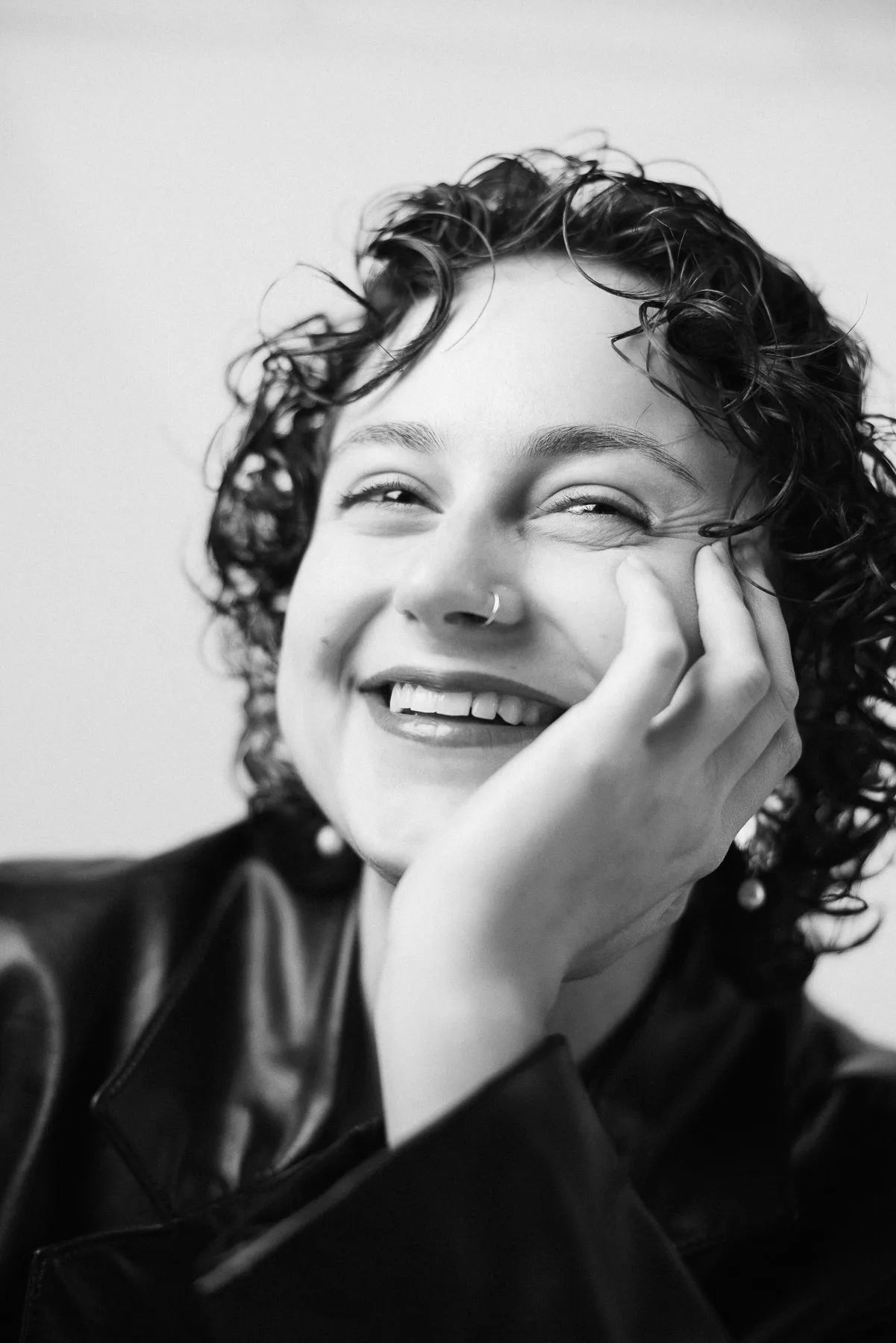 Personal-Brand-Portrait von unfogyou in Schwarzweiss, direkter Blick in die Kamera und ein echtes, entspanntes Lachen